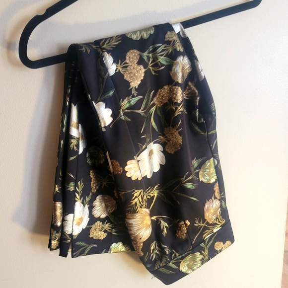 Floral two peice suit - Picture 3 of 4